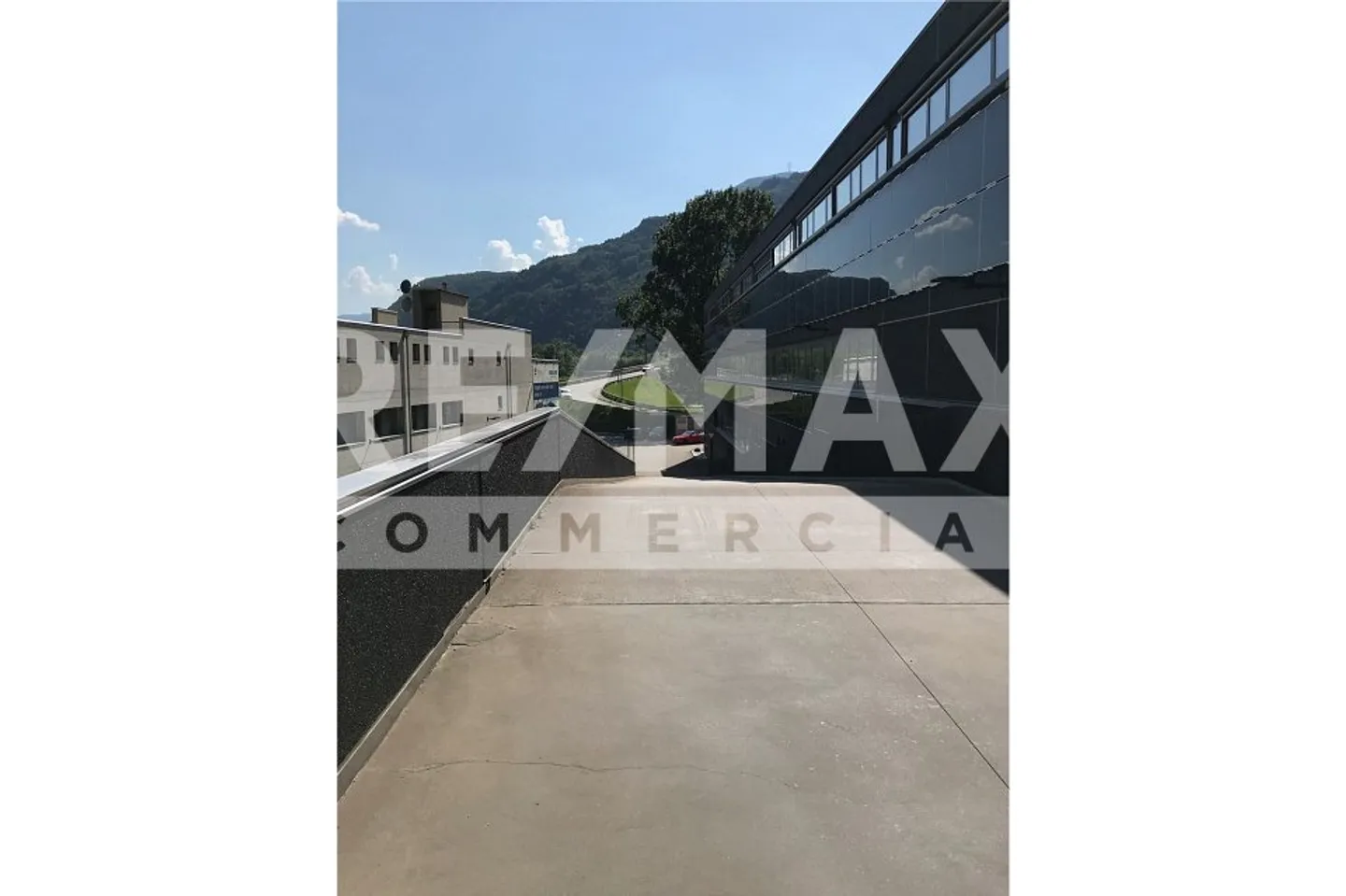 Large commercial spaces in the CAST-CASTIONE Center - Photo 11 of 13