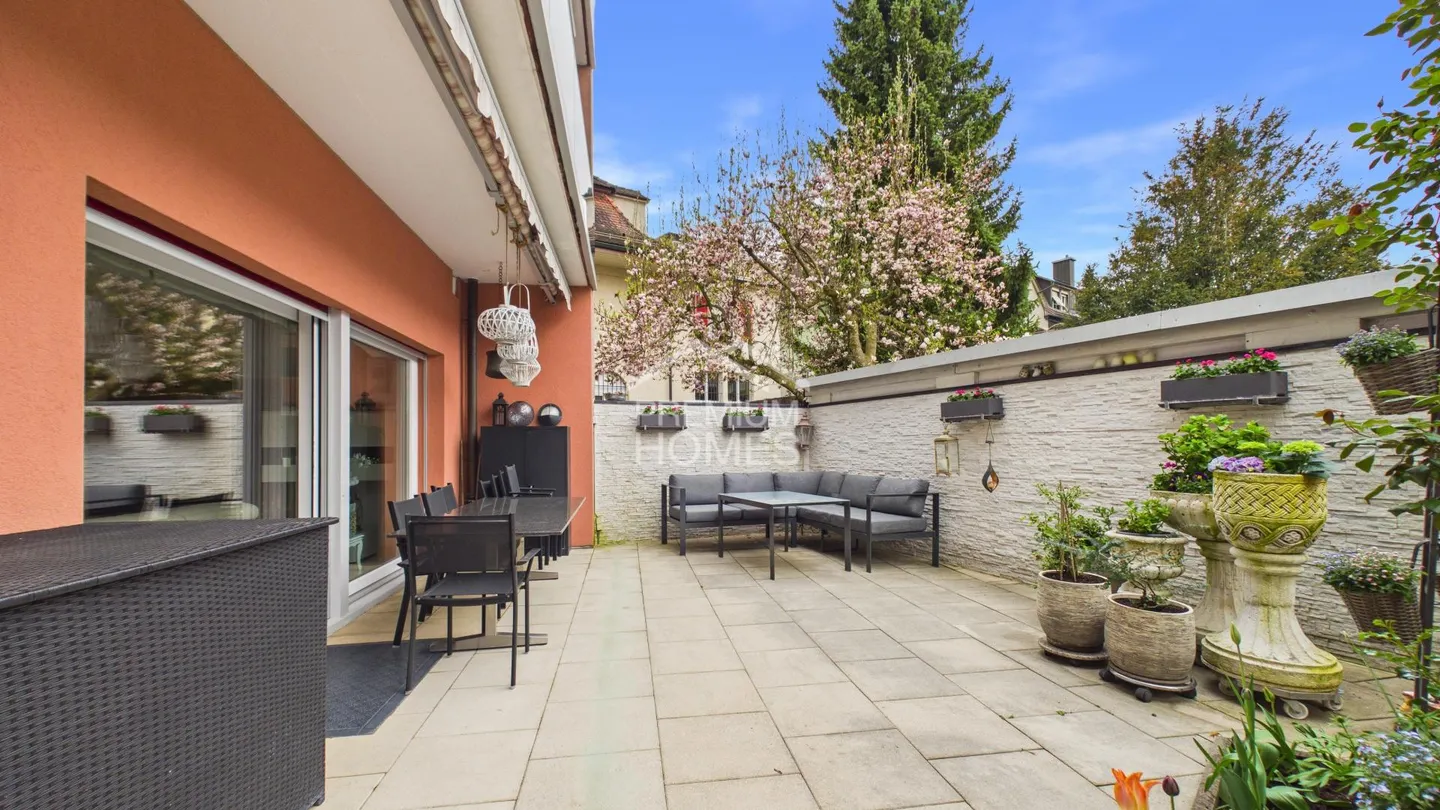 Stylish Duplex Residence with Private Garden - Photo 10 of 11
