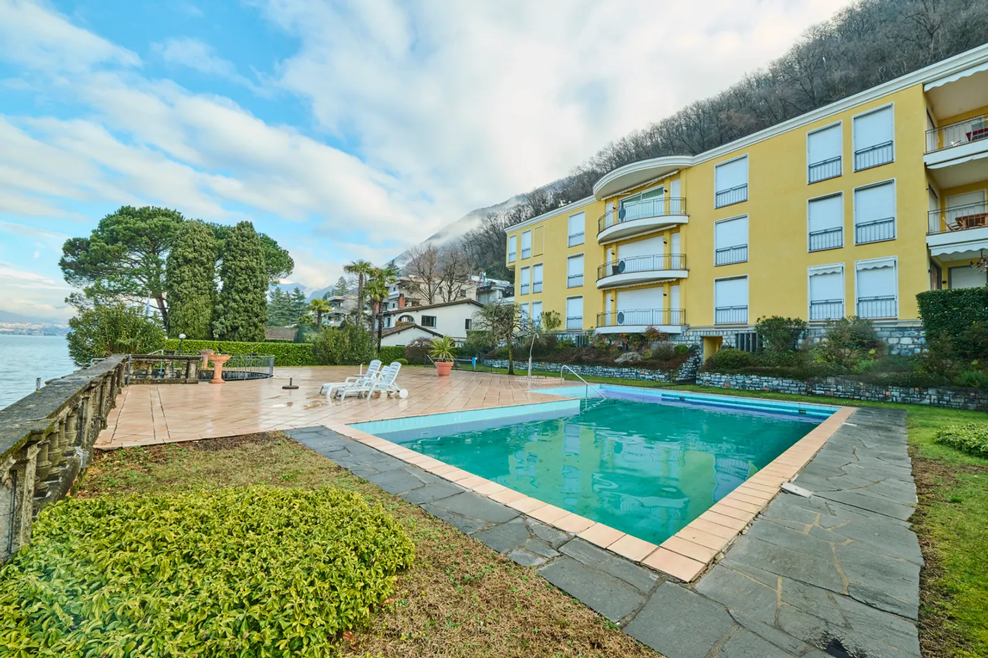 Appartement incontournable dans une résidence pieds-dans-l'eau avec place de bateau - Photo 1 sur 13