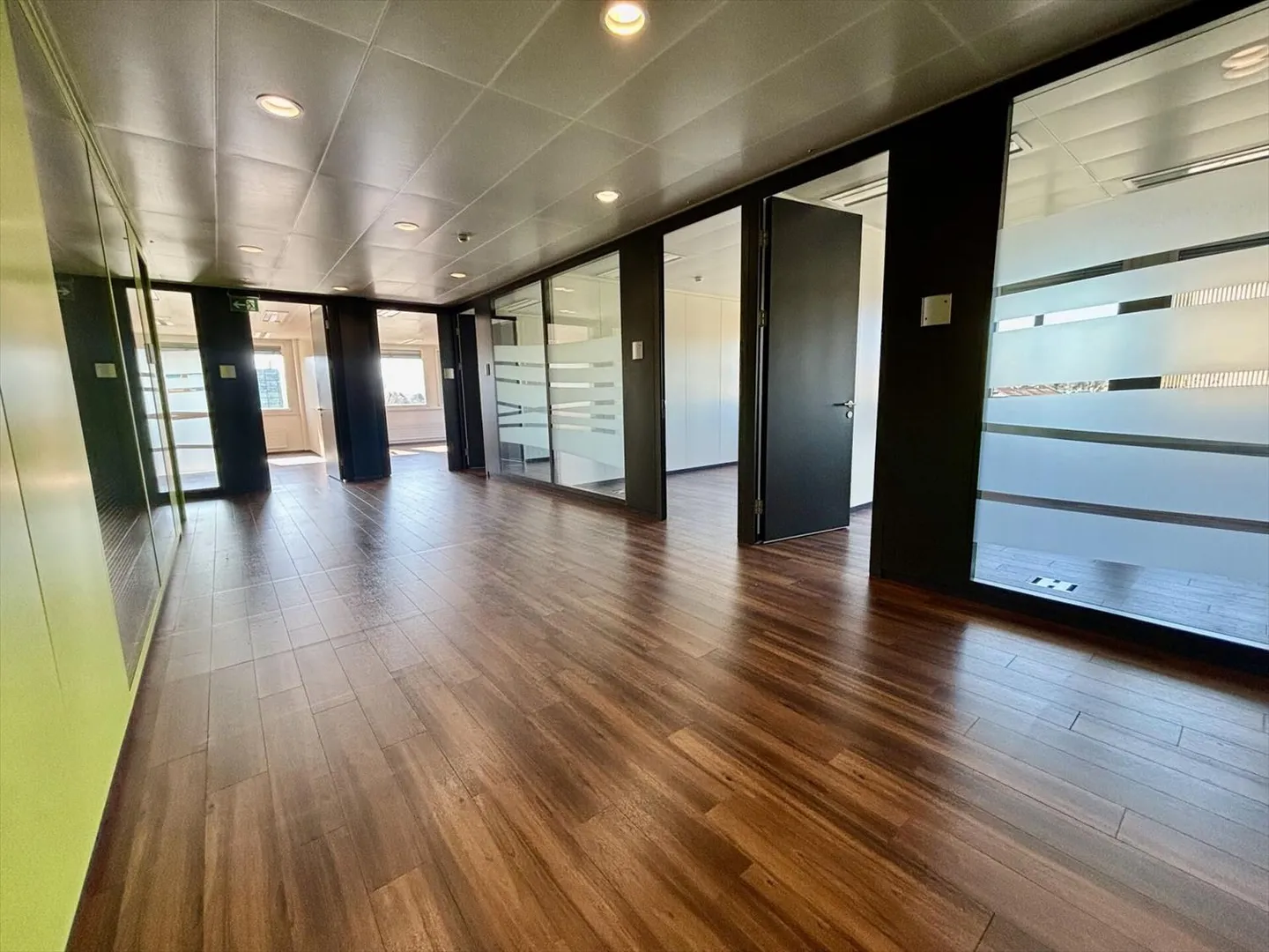 Magnifico spazio ufficio di 1500 m2 in un ambiente molto bello, molto ben accessibile: CFF + autostrada - Foto 4 di 10