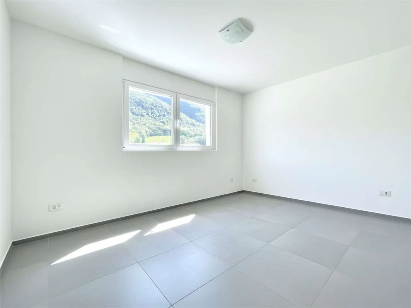 Modern 4.5-Room Apartment in Rivera - Photo 4 of 8