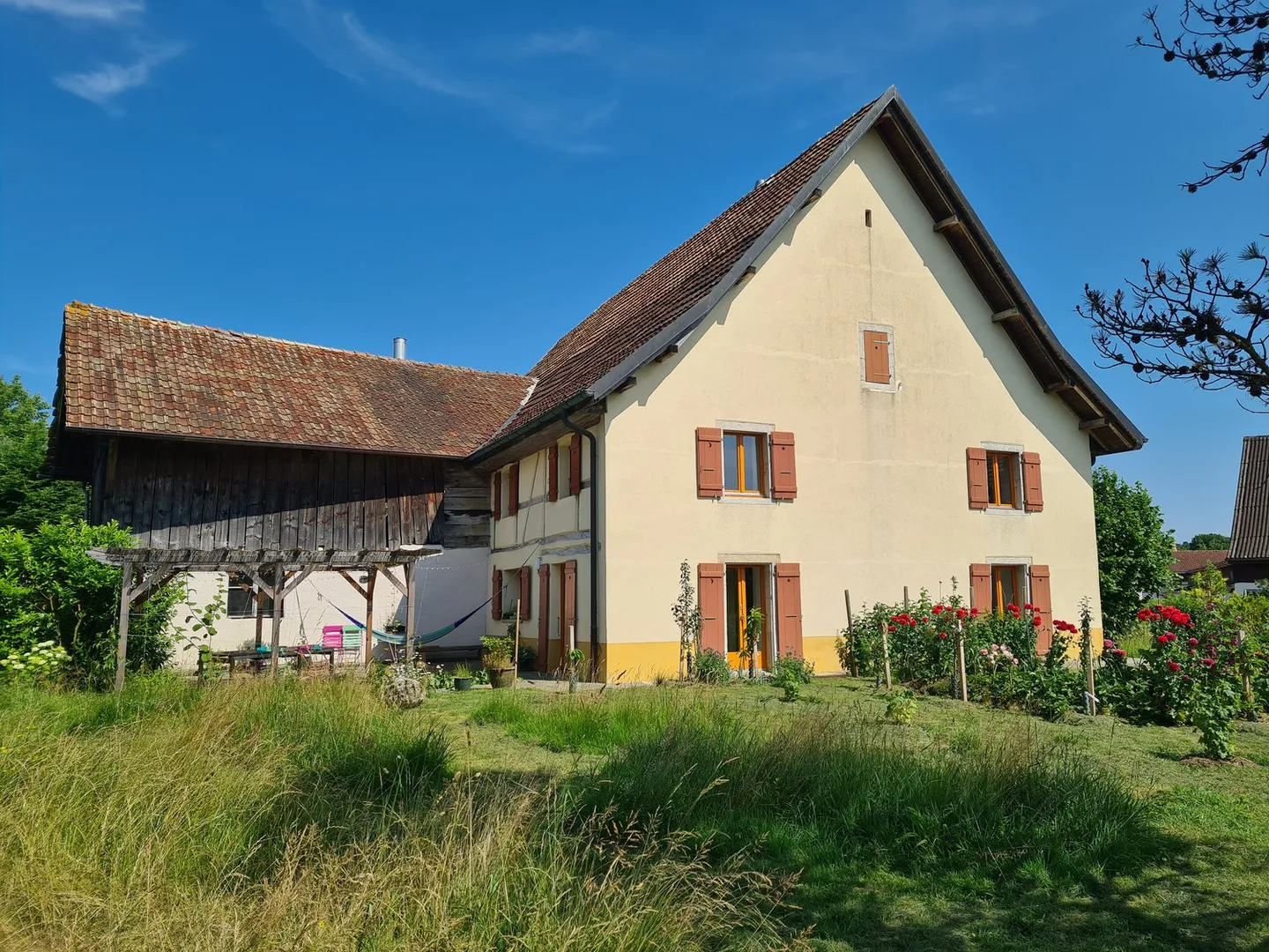 Casa spaziosa con giardino, garage, fienile - Foto 1 di 47