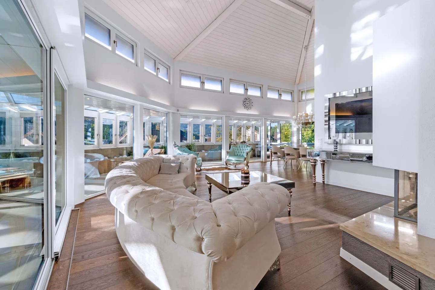 Extravagantes Designerhaus - Wohnstil trifft auf Villenflair - Foto 3 von 11