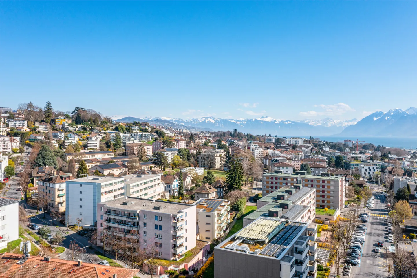 4,5-Zimmer-Wohnung mit Balkon und Panoramablick auf den See - Foto 3 von 11