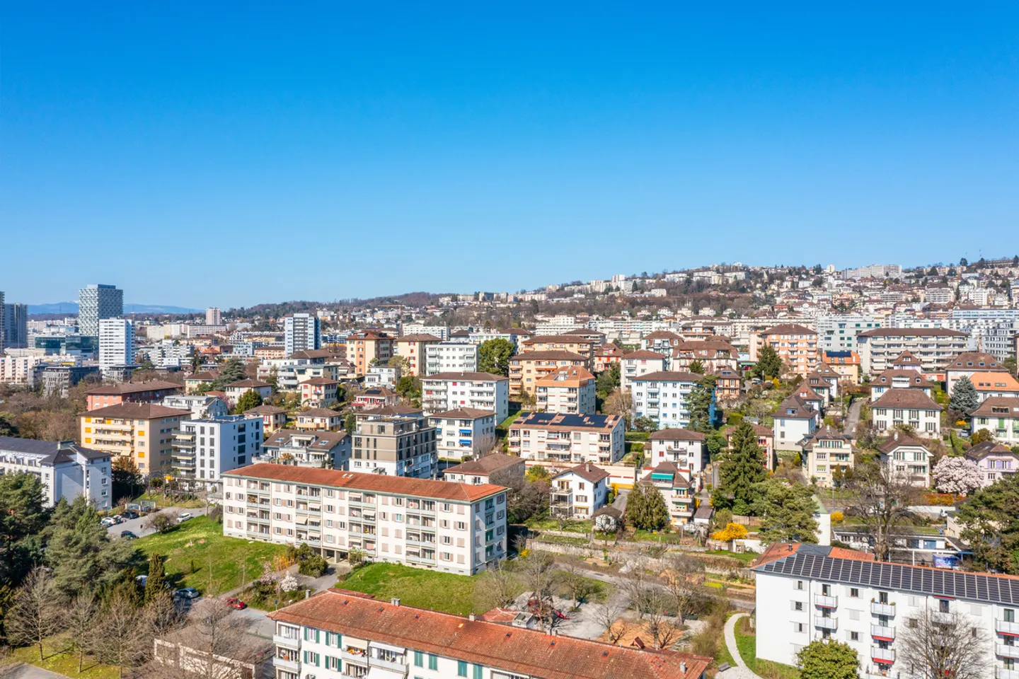 4,5-Zimmer-Wohnung mit Balkon und Panoramablick auf den See - Foto 2 von 11
