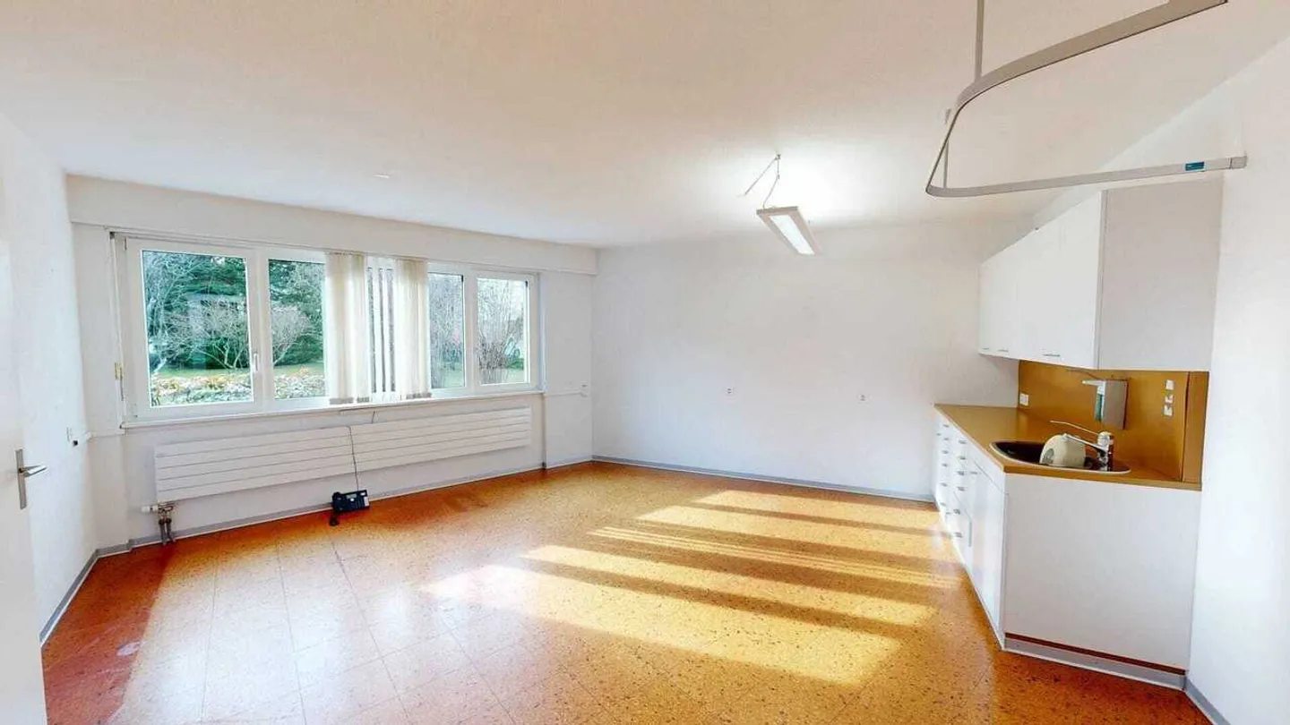 Spazio per uffici/pratica luminoso di 165 m² con parcheggi a Wünnewil - Foto 9 di 13