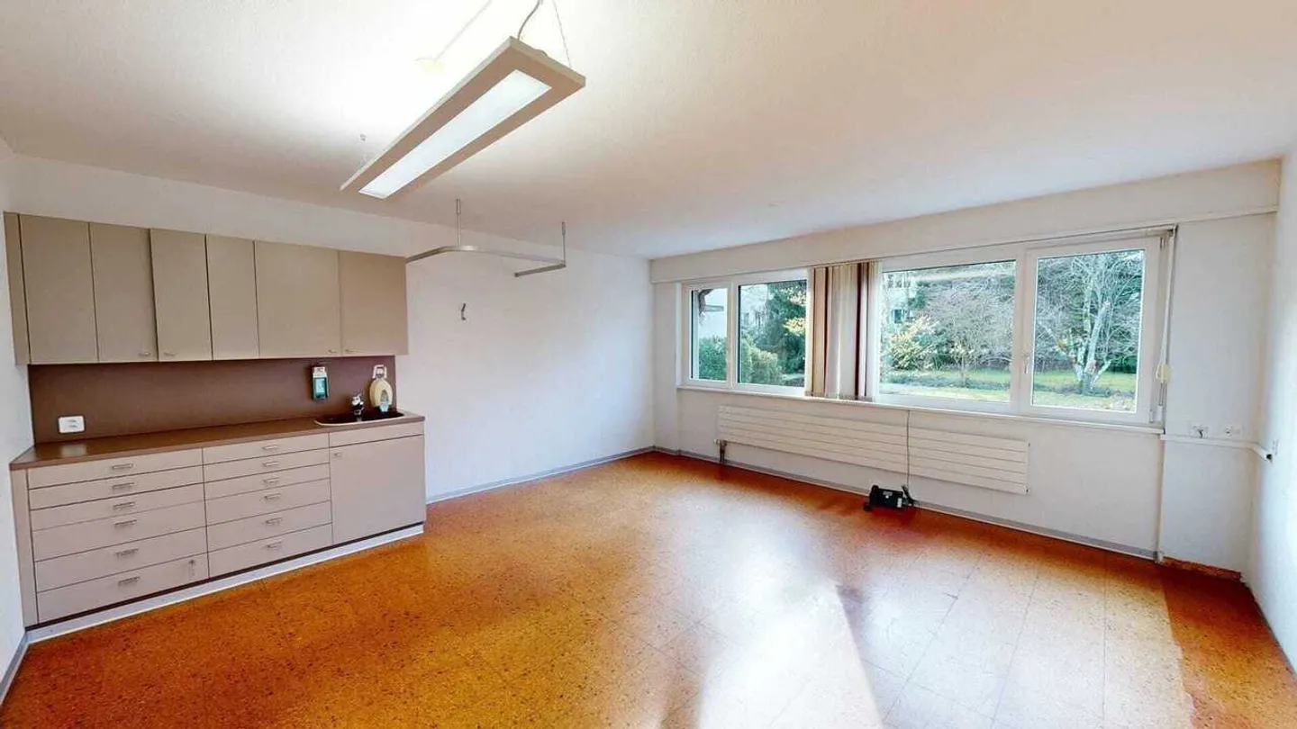 Spazio per uffici/pratica luminoso di 165 m² con parcheggi a Wünnewil - Foto 8 di 13