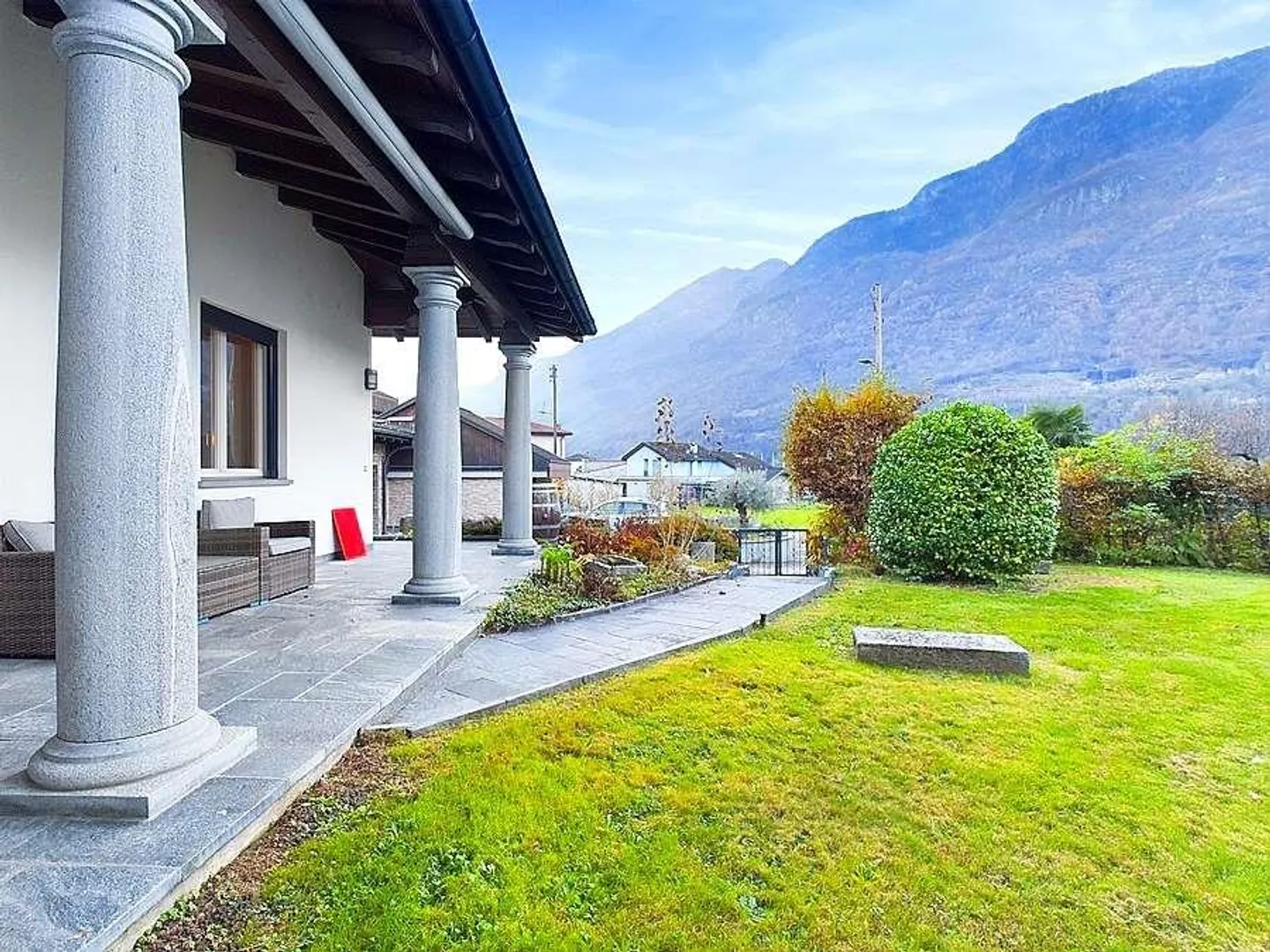 Biasca - Villa mit 7,5 Zimmern und großen Räumen - Foto 2 von 13