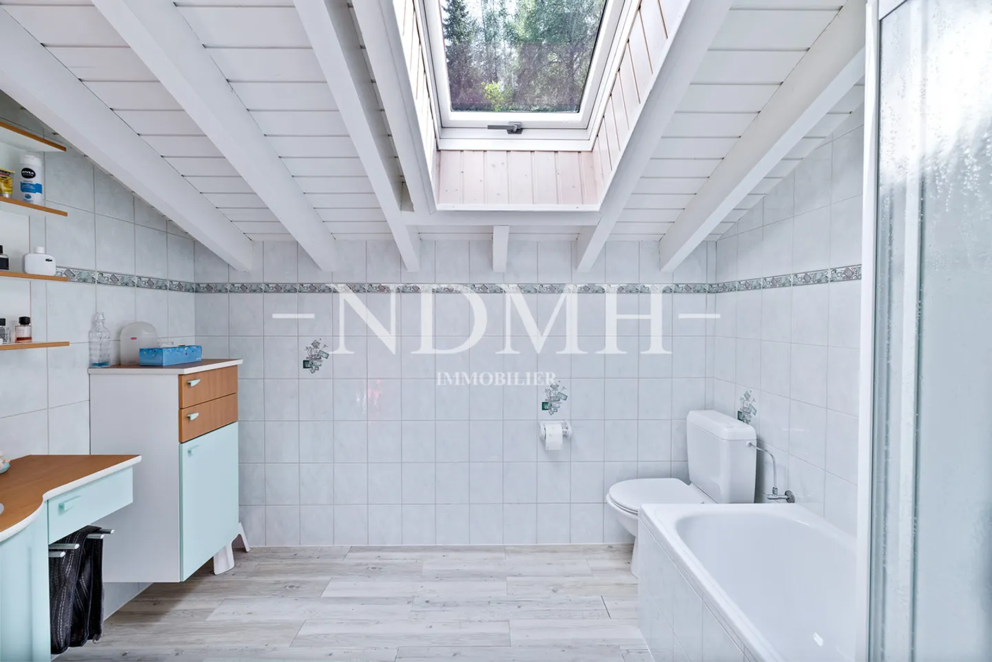 Geräumige Villa mit großzügigen Volumen, mit Garage und Werkstatt von 137 m² - Foto 13 von 17