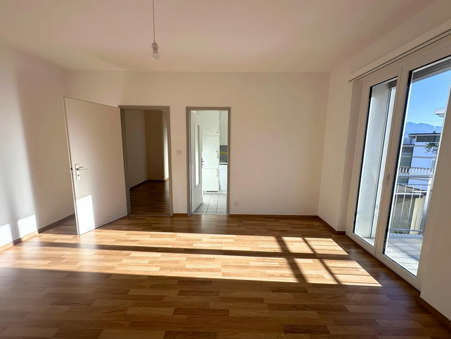 RENOVIERTES GEBÄUDE, GERÄUMIG UND HELL 2.5 ZIMMER - Foto 1 von 6