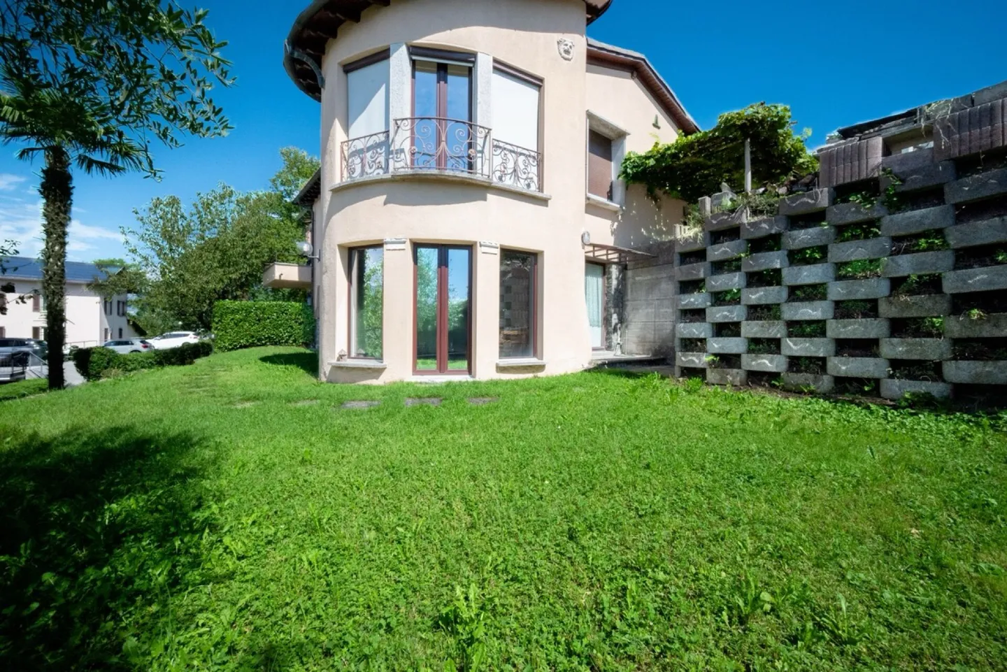 Casa soleggiata con vista lago e grande potenziale - Foto 1 di 6