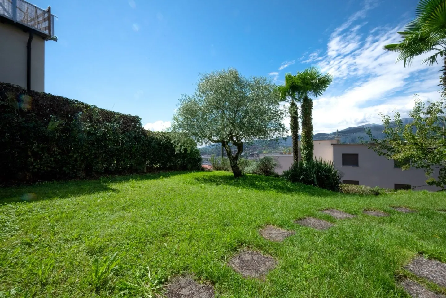 Casa soleggiata con vista lago e grande potenziale - Foto 2 di 6