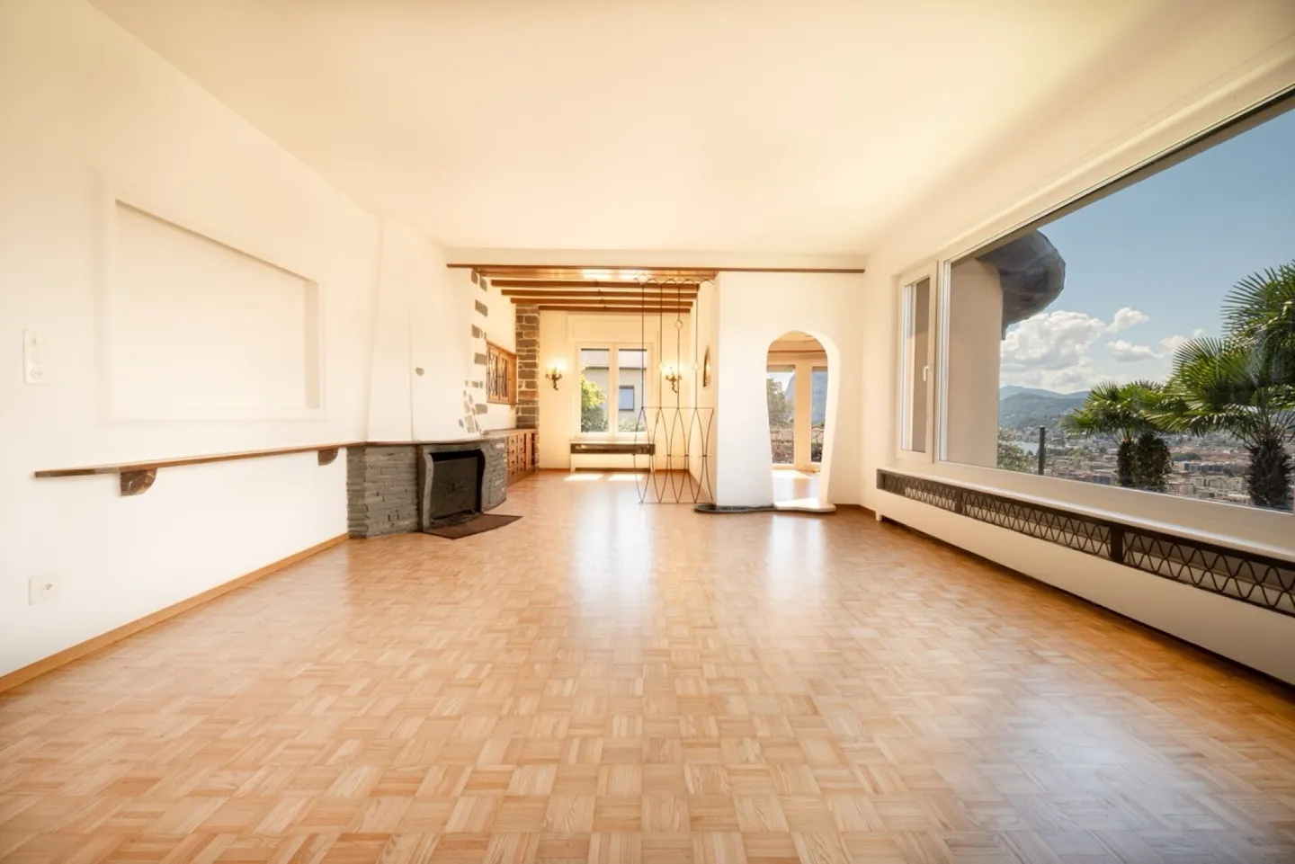 Casa soleggiata con vista lago e grande potenziale - Foto 3 di 6