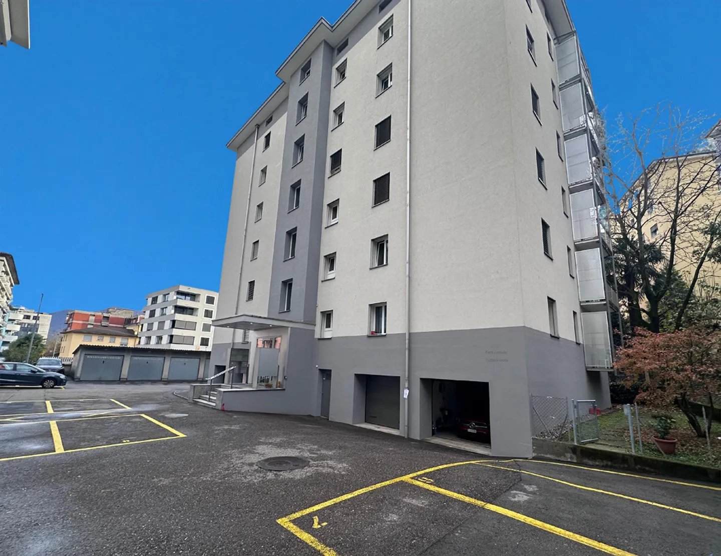 RENOVIERTES GEBÄUDE, GERÄUMIG UND HELL 2.5 ZIMMER - Foto 5 von 6