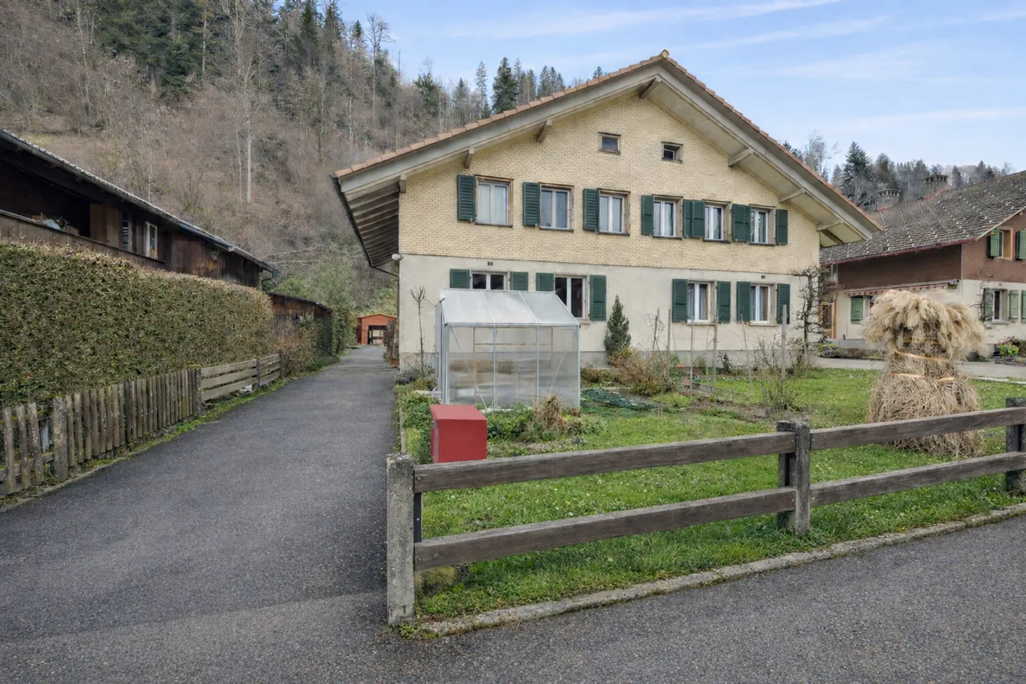 Maison charmante avec histoire et beaucoup d'espace - Photo 1 sur 11