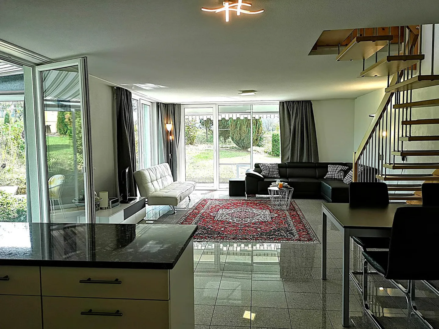 Ribasso prezzo: casa con due appartamenti affittati e un appartamento per il proprietario - Foto 6 di 51