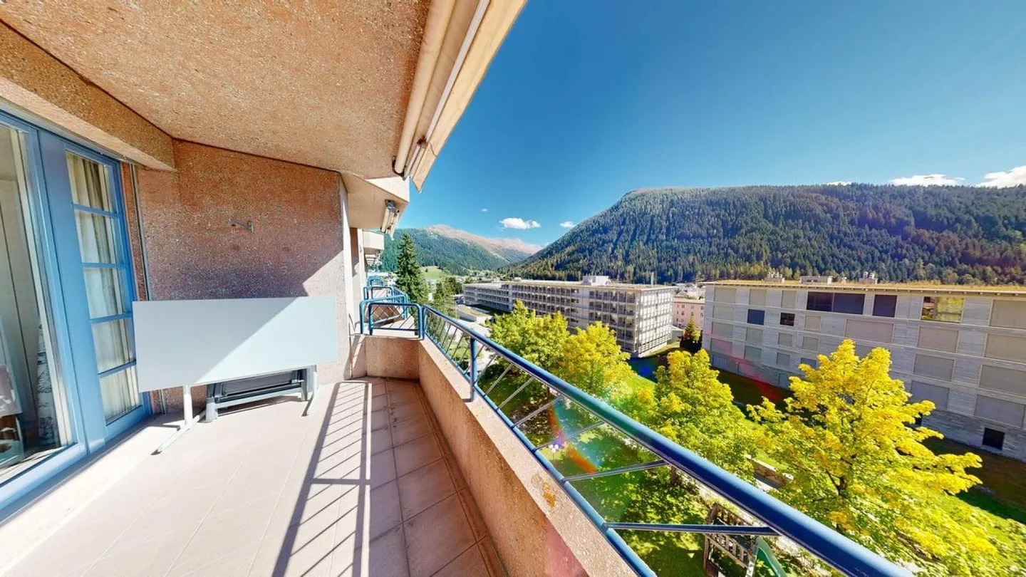 Sunny 3.5-room penthouse in elevated location - Photo 3 of 14