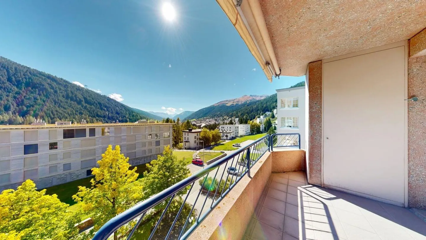Sunny 3.5-room penthouse in elevated location - Photo 4 of 14