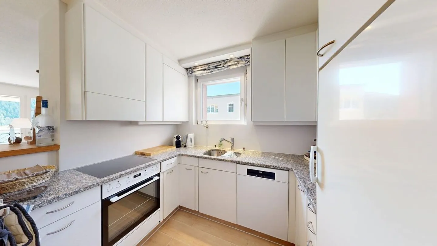 Sunny 3.5-room penthouse in elevated location - Photo 6 of 14