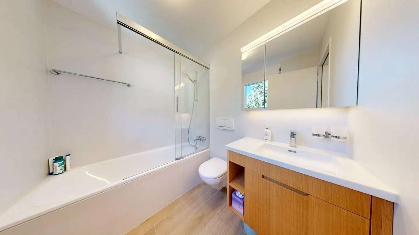 Sunny 3.5-room penthouse in elevated location - Photo 8 of 14