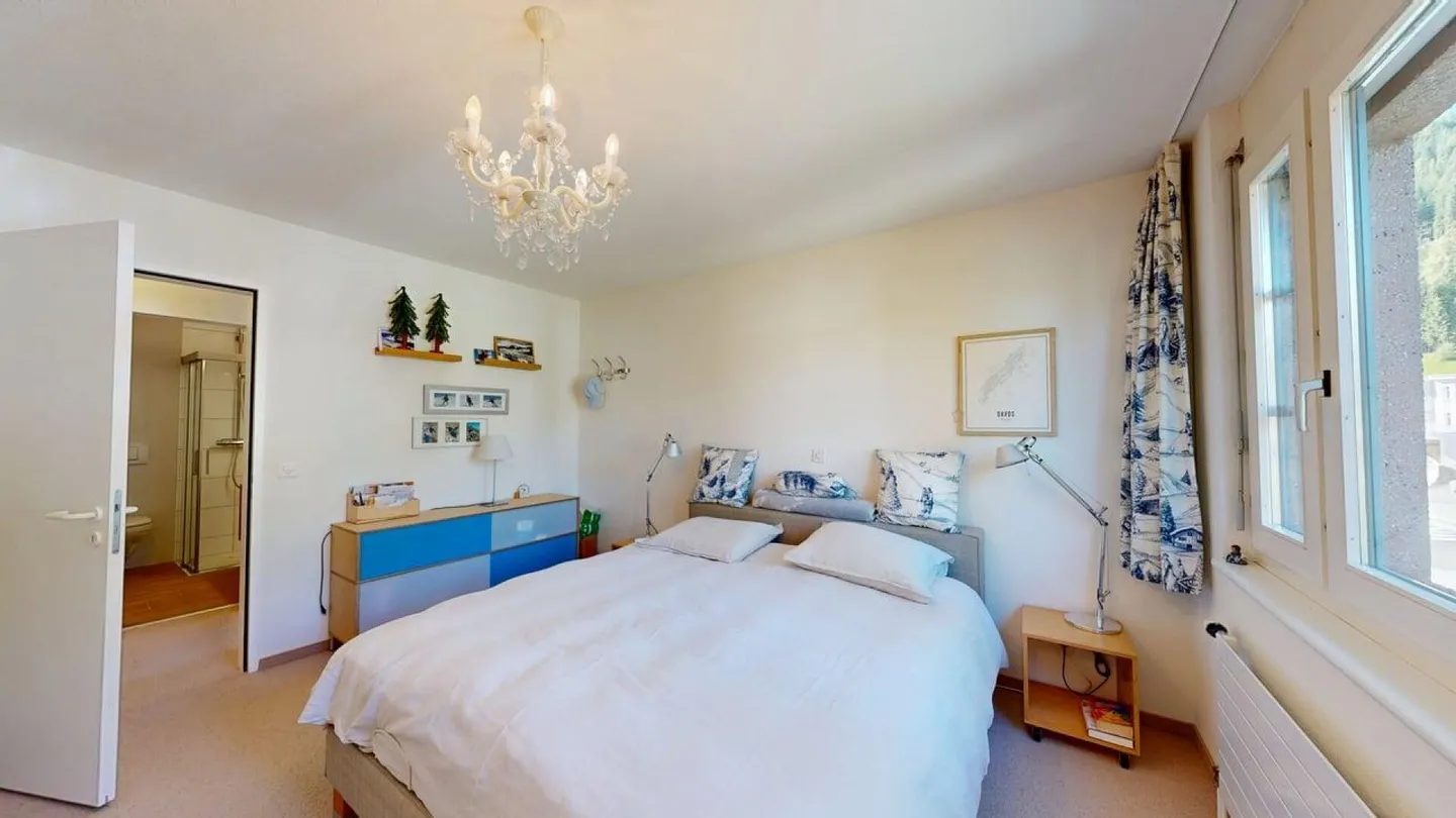 Sunny 3.5-room penthouse in elevated location - Photo 10 of 14