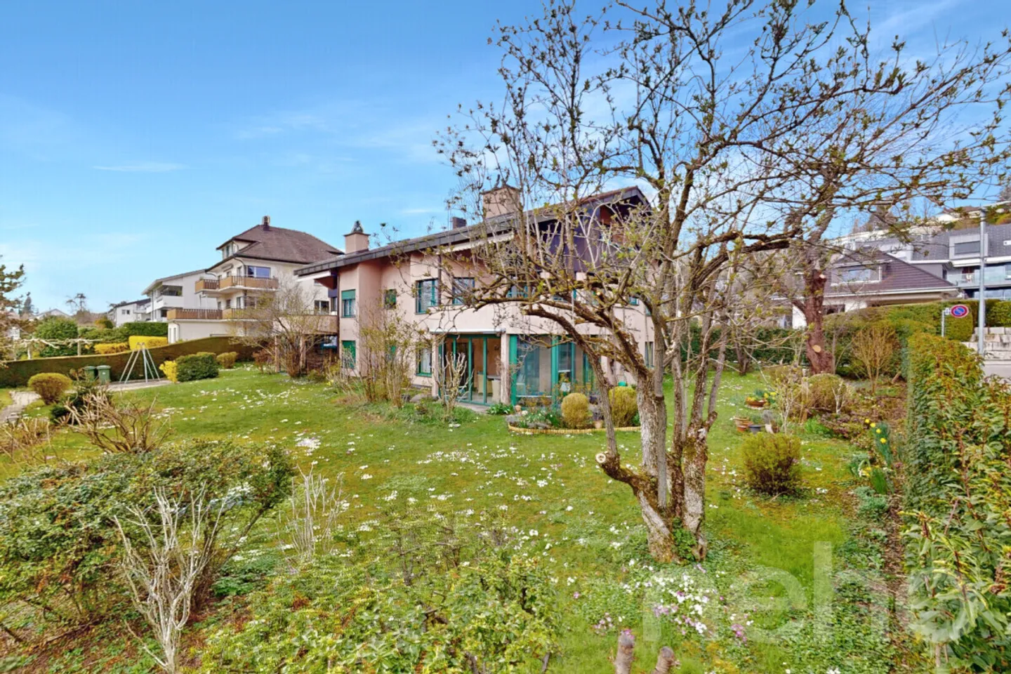 4.5-room maisonette apartment with additional room and partial lake view - Photo 3 of 13