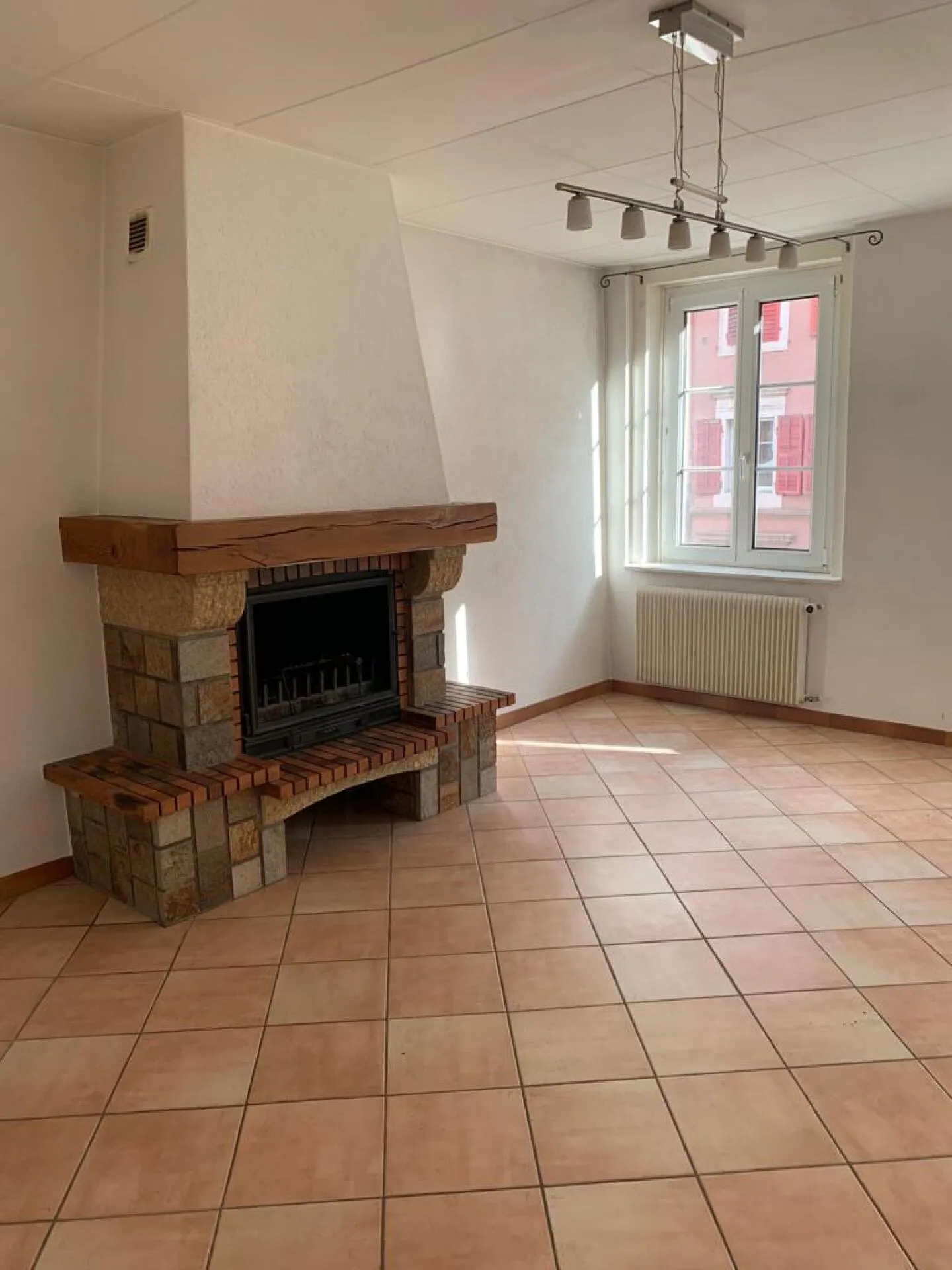 St-Imier, Gebäude mit einem Duplex, Gewerbefläche und Garage - Foto 5 von 7