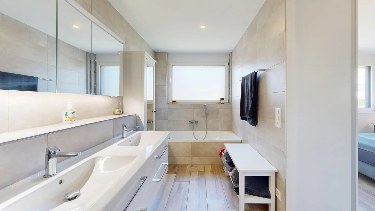 Moderne 4.5-Zimmer-Maisonettewohnung mit Terrasse und eigenem Garten - Foto 12 von 27