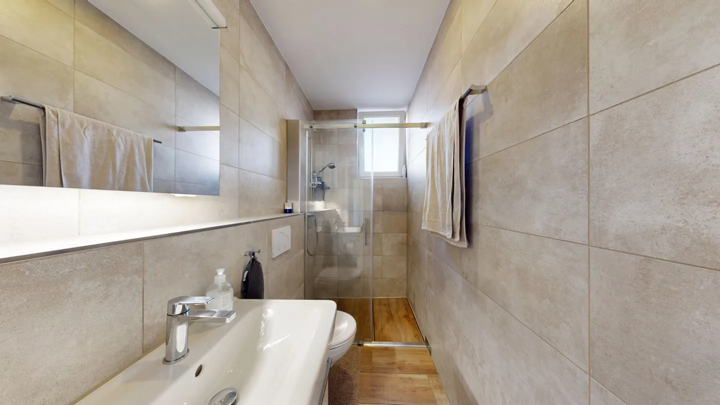 Moderne 4.5-Zimmer-Maisonettewohnung mit Terrasse und eigenem Garten - Foto 11 von 27