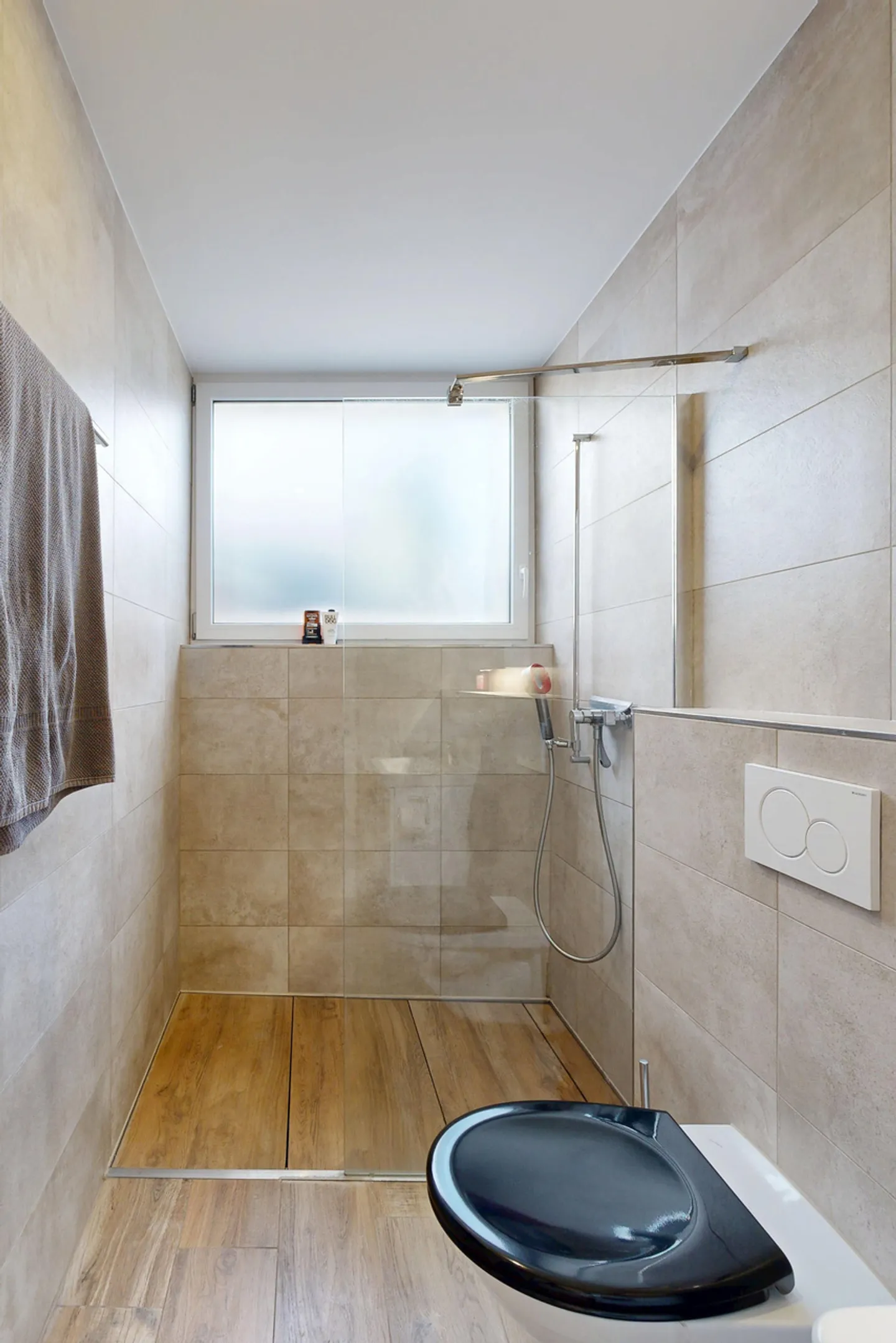 Moderne 4.5-Zimmer-Maisonettewohnung mit Terrasse und eigenem Garten - Foto 18 von 27