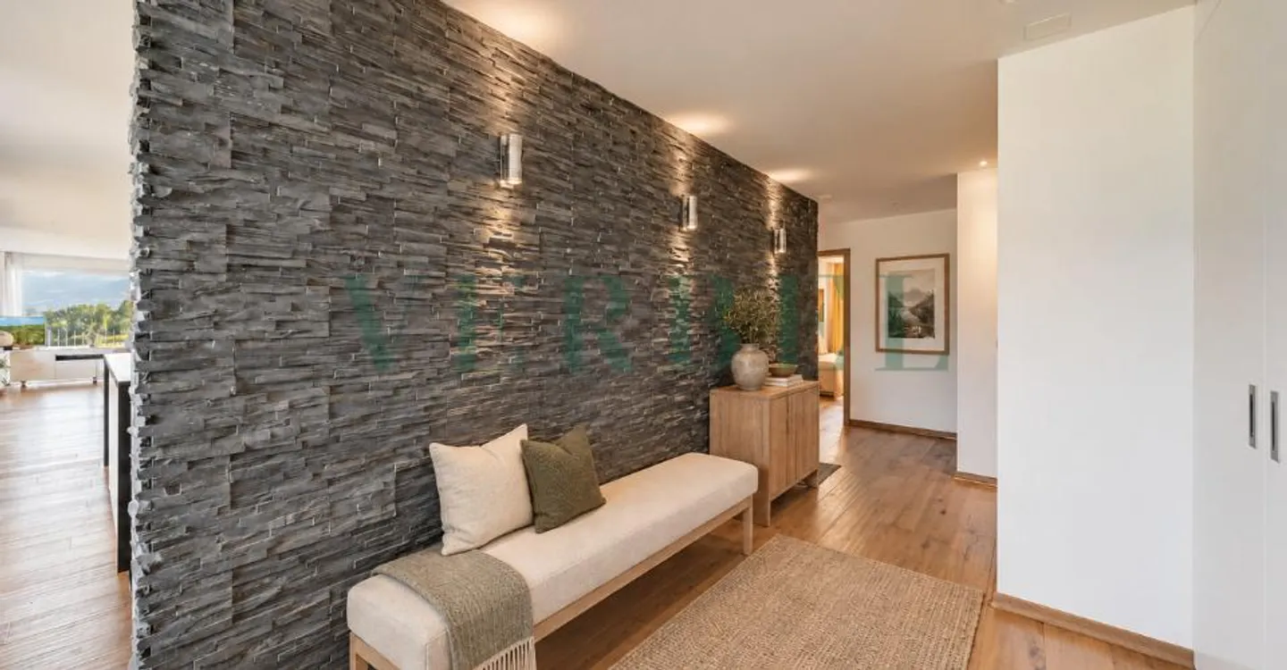 Penthouse duplex with exceptional view of the lake and mountains - Photo 4 of 13