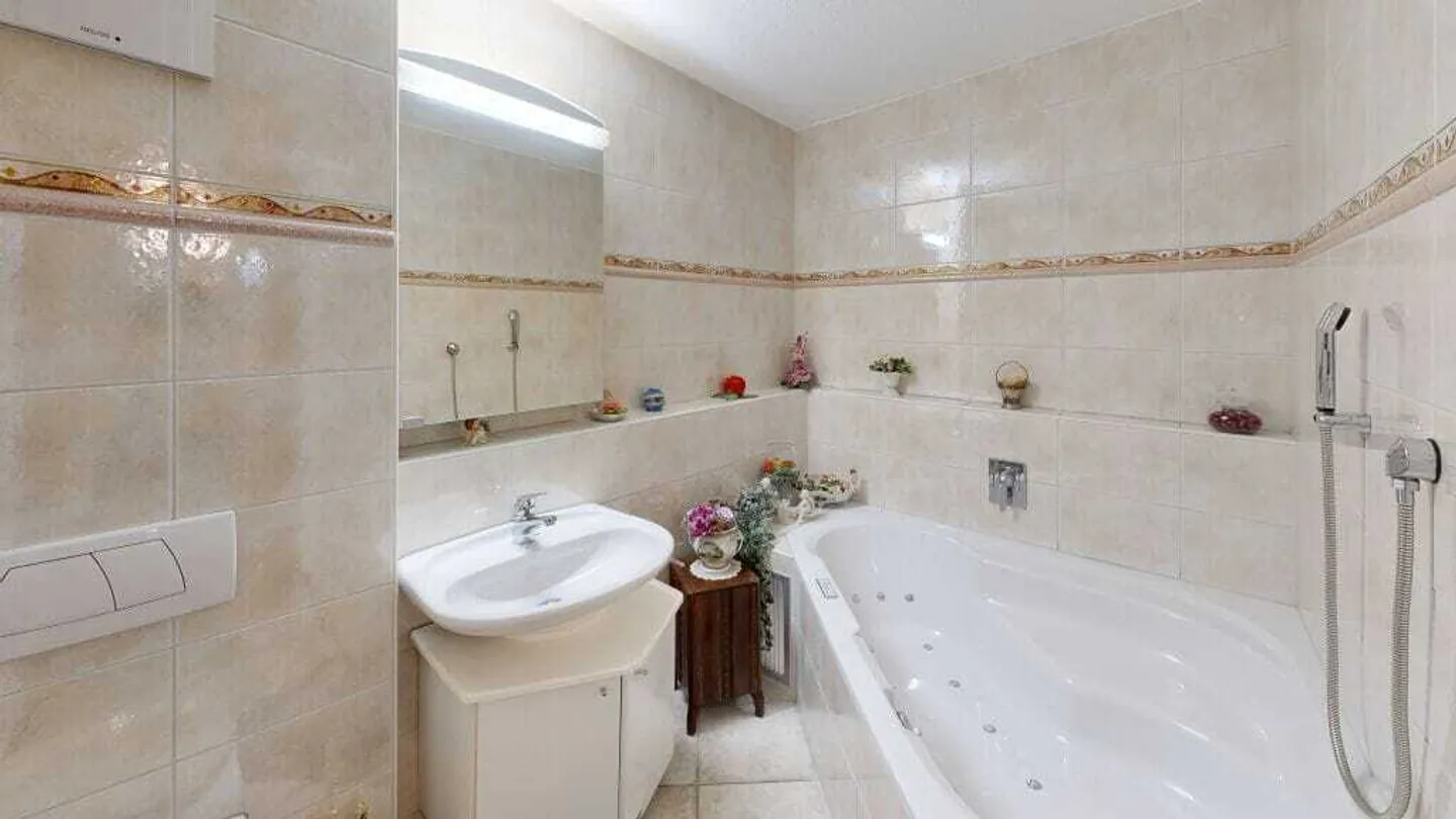 Appartement spacieux de 5,5 pièces avec 3 balcons à Thun - Photo 9 sur 11