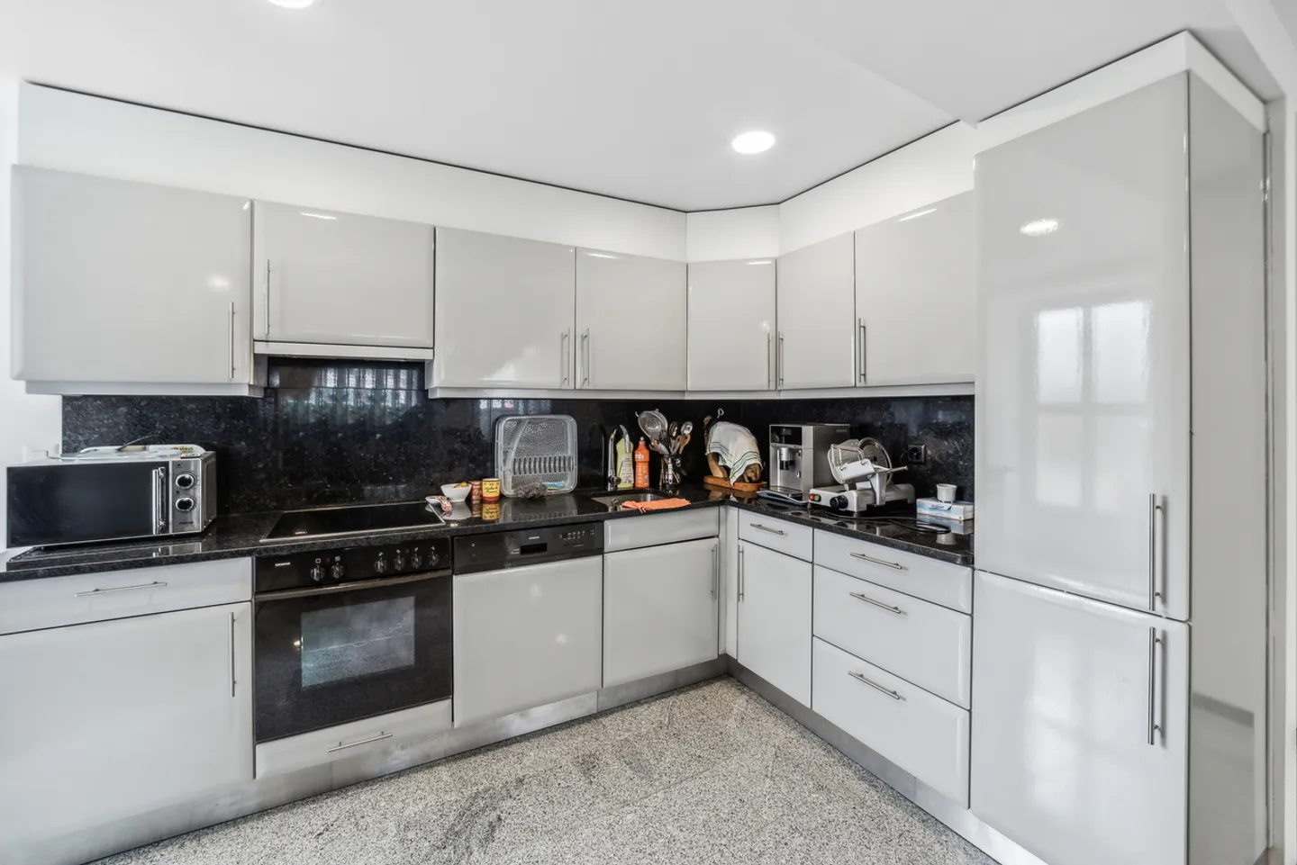 CALL FOR TENDER Large renovated house with two apartments! - Photo 3 of 9