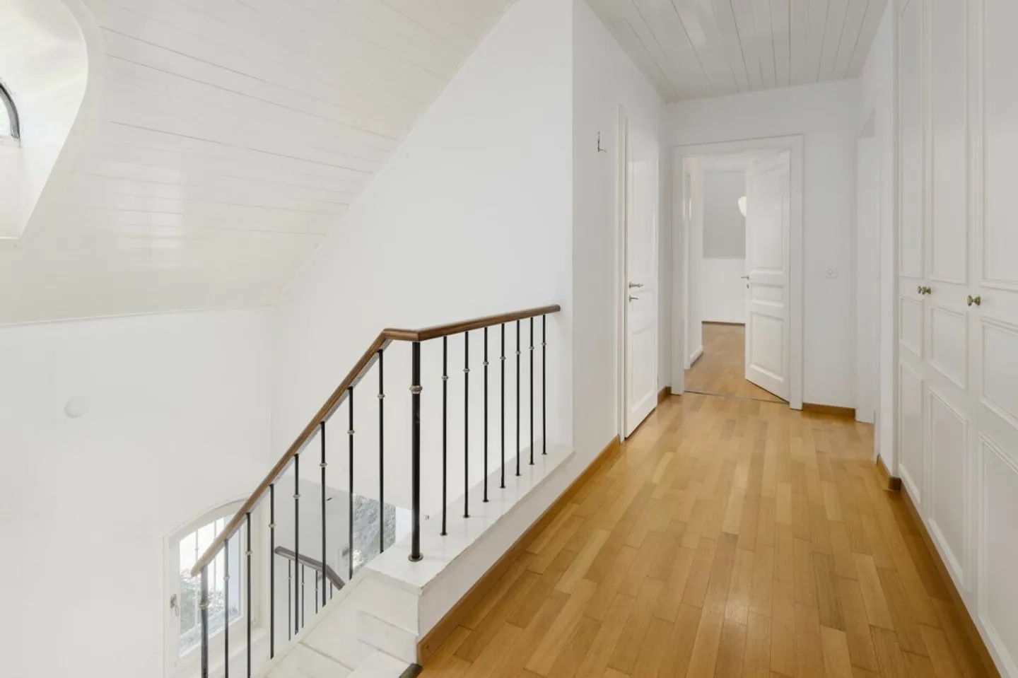 Elegante Villa in Bougy-Villars mit Panoramablick auf den Genfersee und die Alpen - Foto 7 von 12
