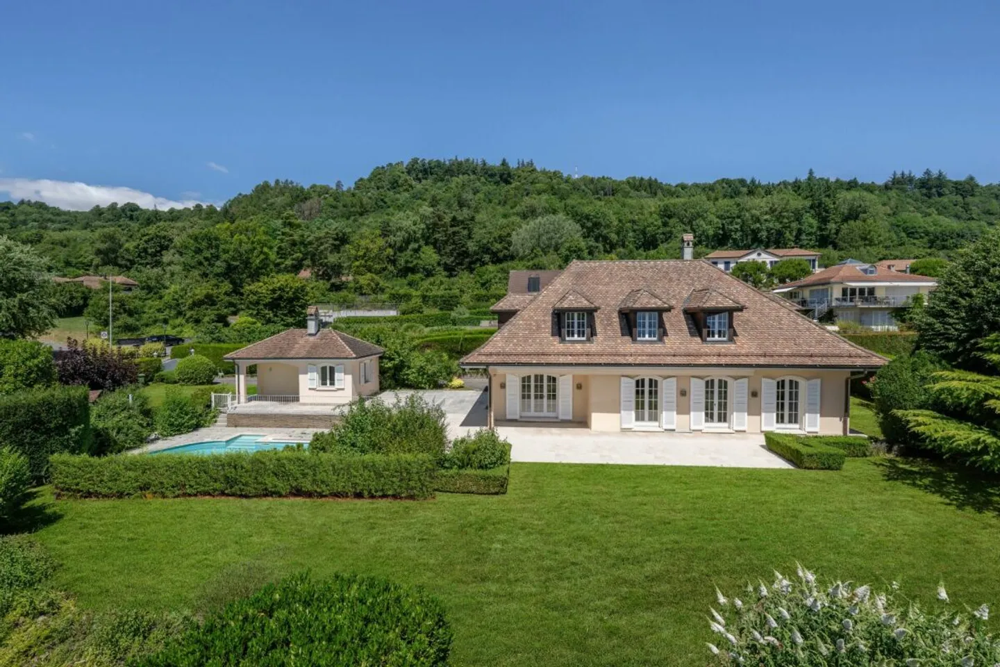 Elegante Villa in Bougy-Villars mit Panoramablick auf den Genfersee und die Alpen - Foto 11 von 12