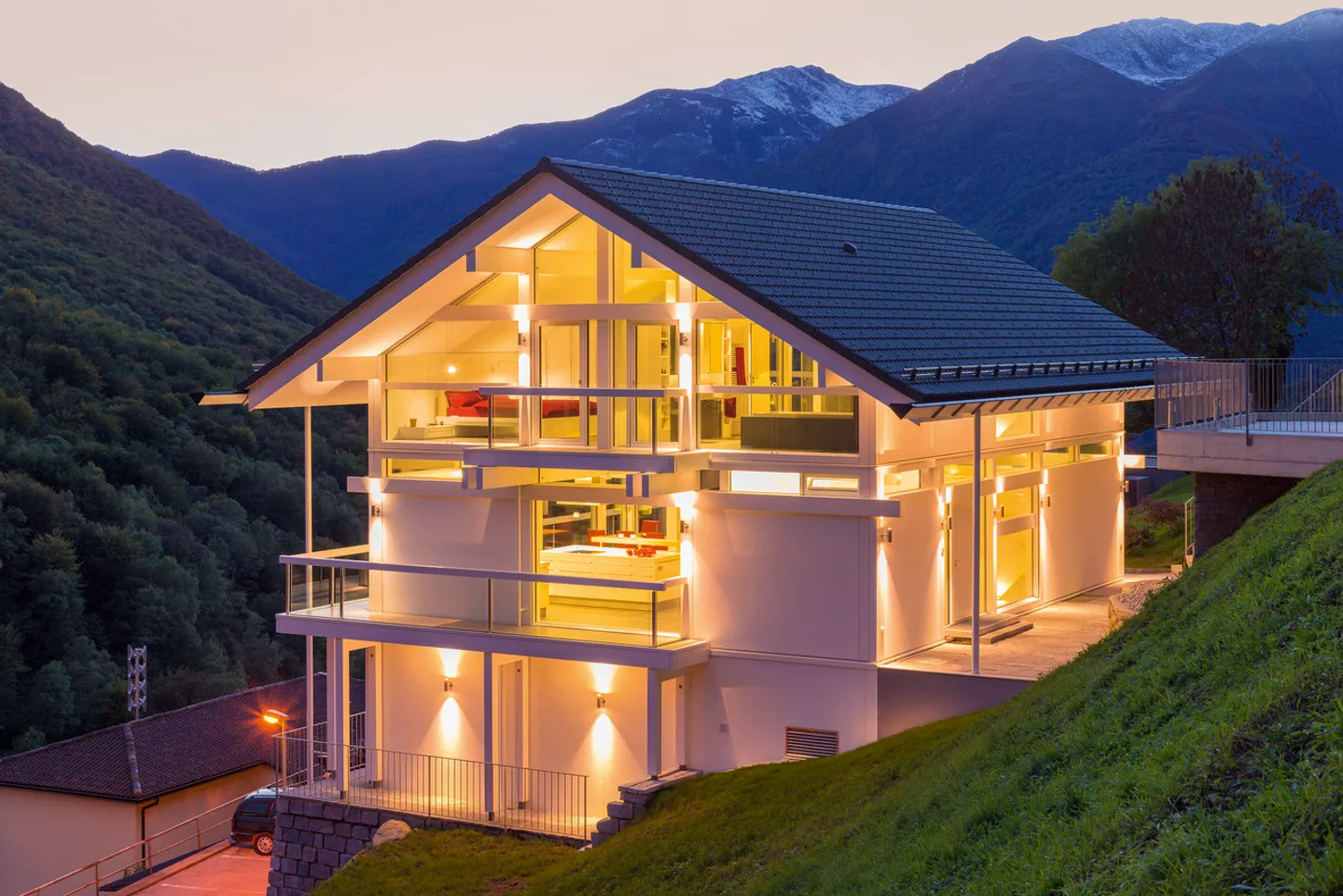 Luxury and Design Oasis: Villa with 360° Panoramic View - Photo 1 of 20