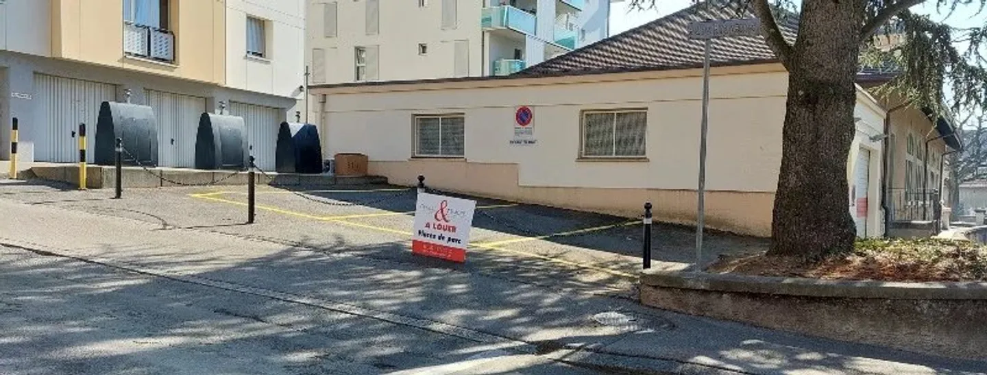 Place de parc extérieure sécurisée - Photo 2 sur 4