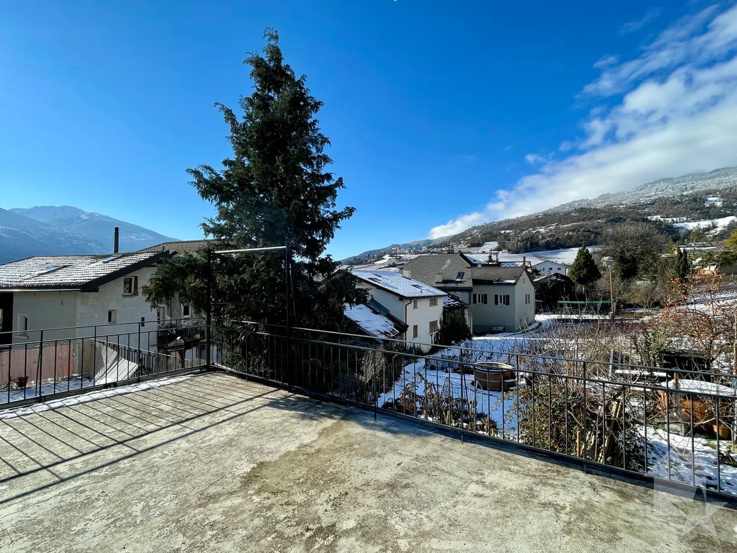 Duplex apartment 3.5 rooms in a fully renovated village house - Photo 1 of 17