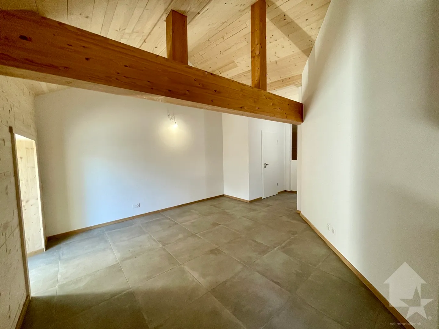 Duplex apartment 3.5 rooms in a fully renovated village house - Photo 2 of 17