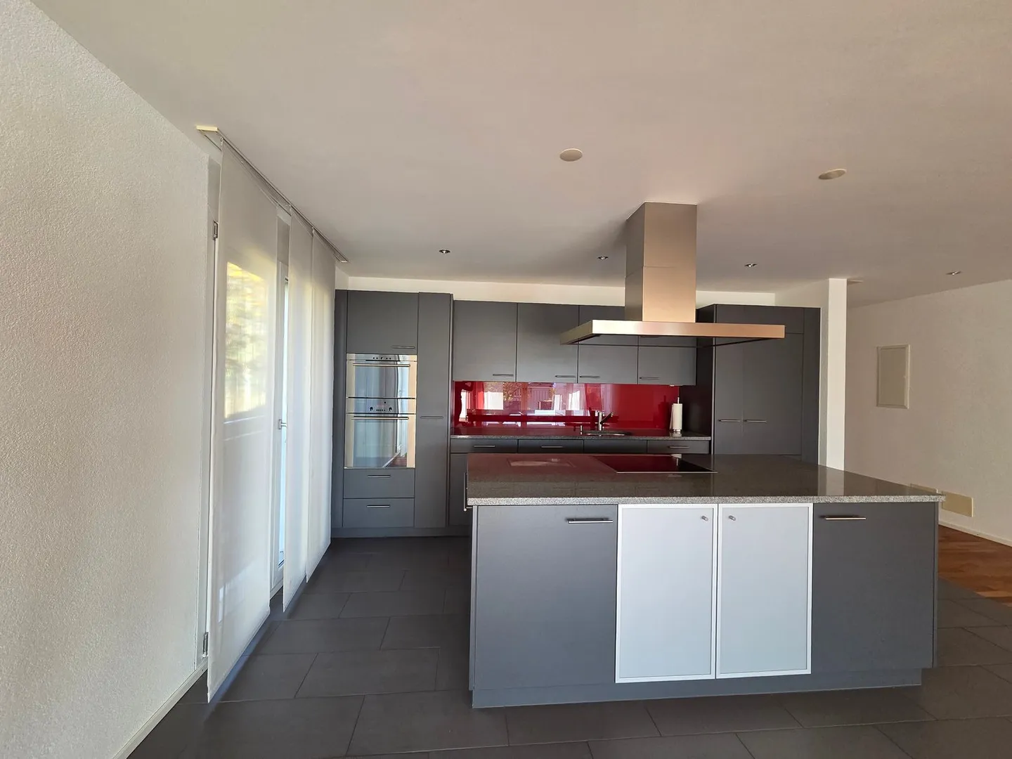 Grosszügige 4.5-Zimmer-Wohnung mit Terrasse und Sitzplatz - Foto 2 von 23