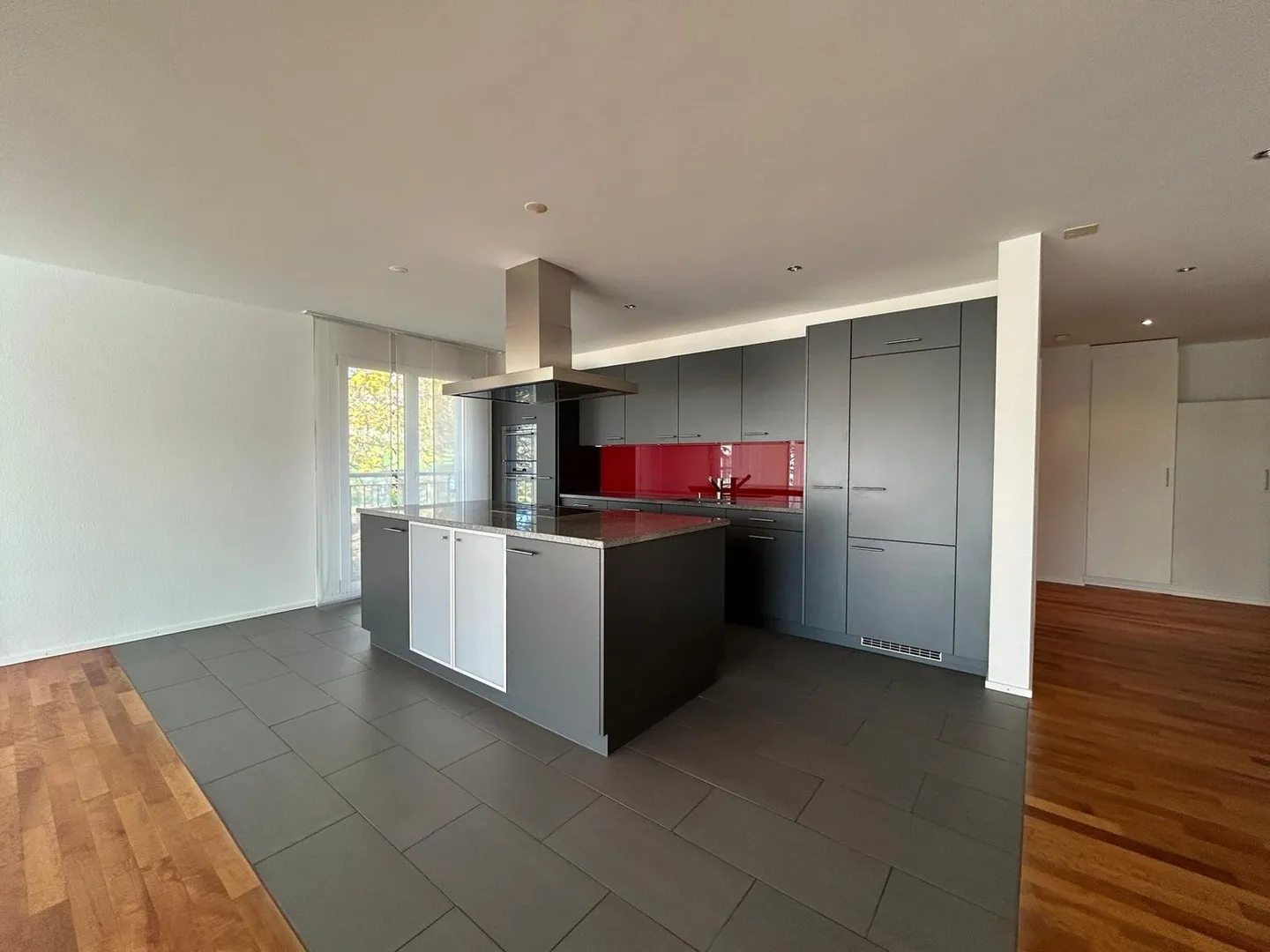 Grosszügige 4.5-Zimmer-Wohnung mit Terrasse und Sitzplatz - Foto 3 von 23