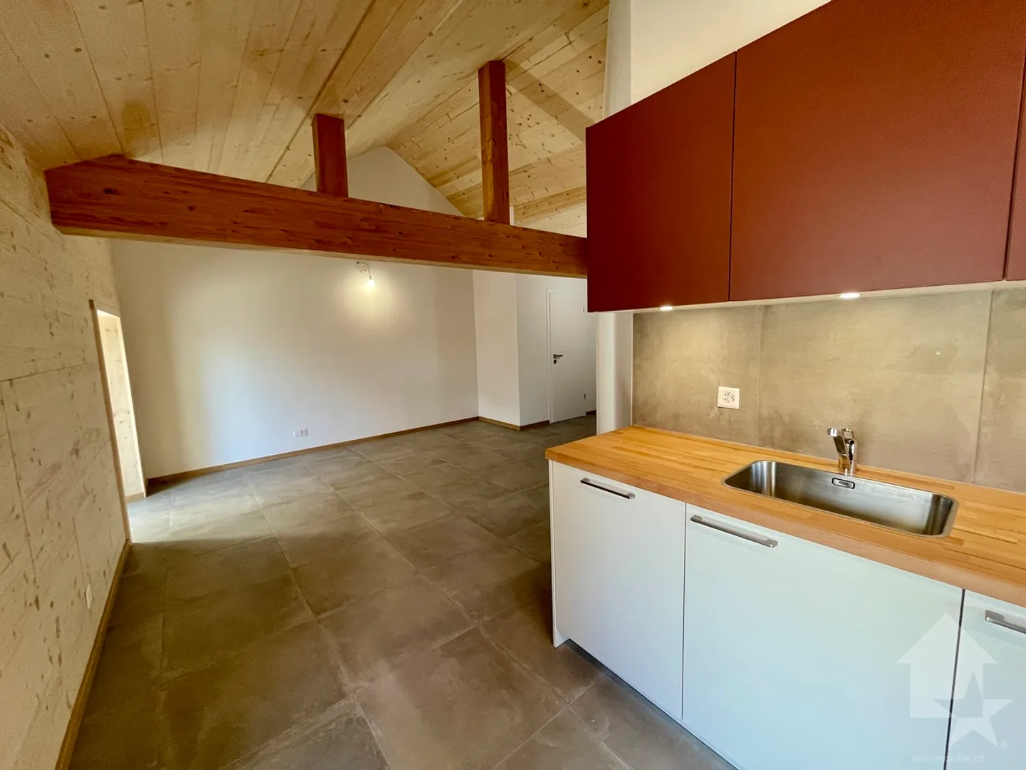 Duplex apartment 3.5 rooms in a fully renovated village house - Photo 5 of 17