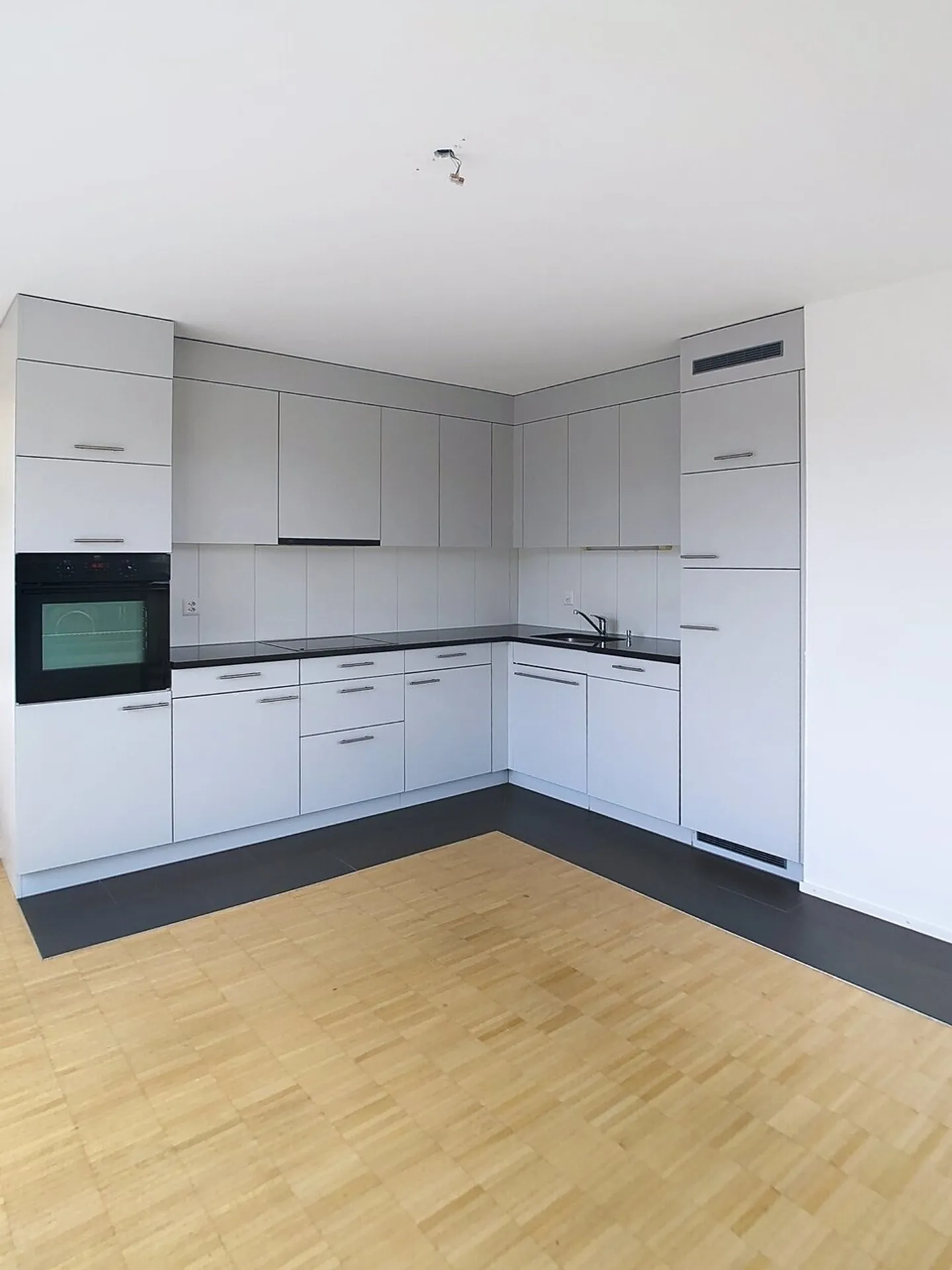 SEHR SCHÖNE ATTIKA 3,5 Zi.-Wohnung  / MAGNIFIQUE ATTIQUE de 3,5 pièces - Foto 1 di 13