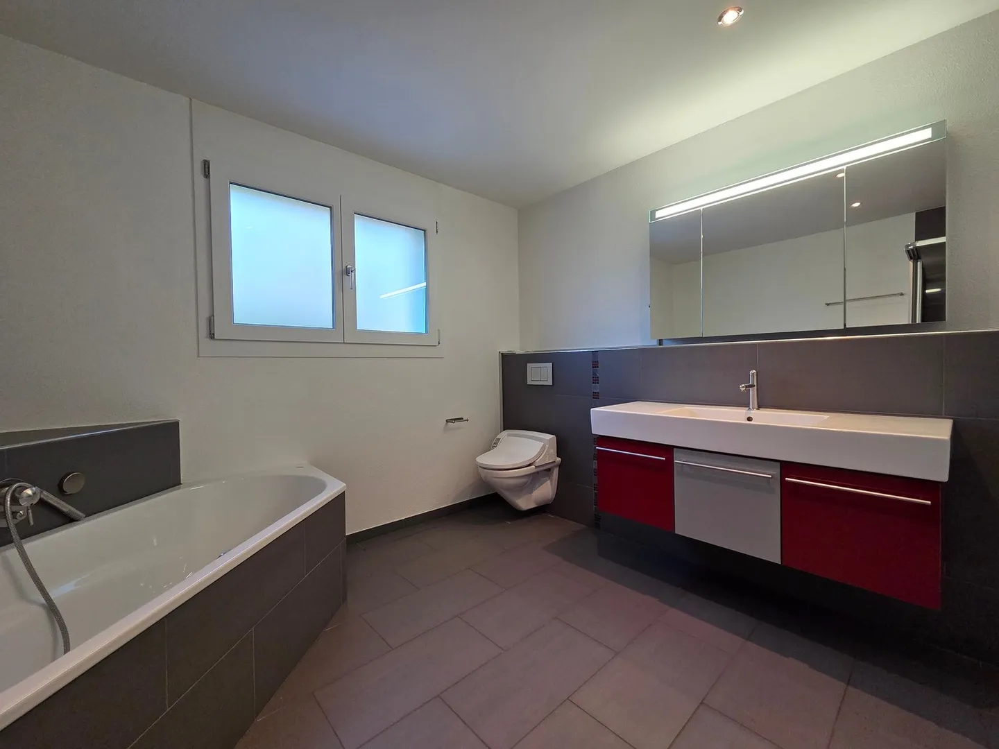 Grosszügige 4.5-Zimmer-Wohnung mit Terrasse und Sitzplatz - Foto 12 von 23