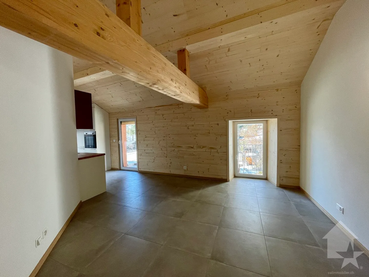 Duplex apartment 3.5 rooms in a fully renovated village house - Photo 7 of 17