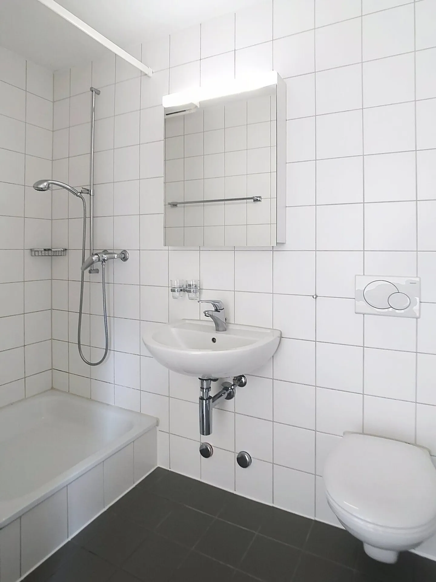 SEHR SCHÖNE ATTIKA 3,5 Zi.-Wohnung  / MAGNIFIQUE ATTIQUE de 3,5 pièces - Foto 3 di 13