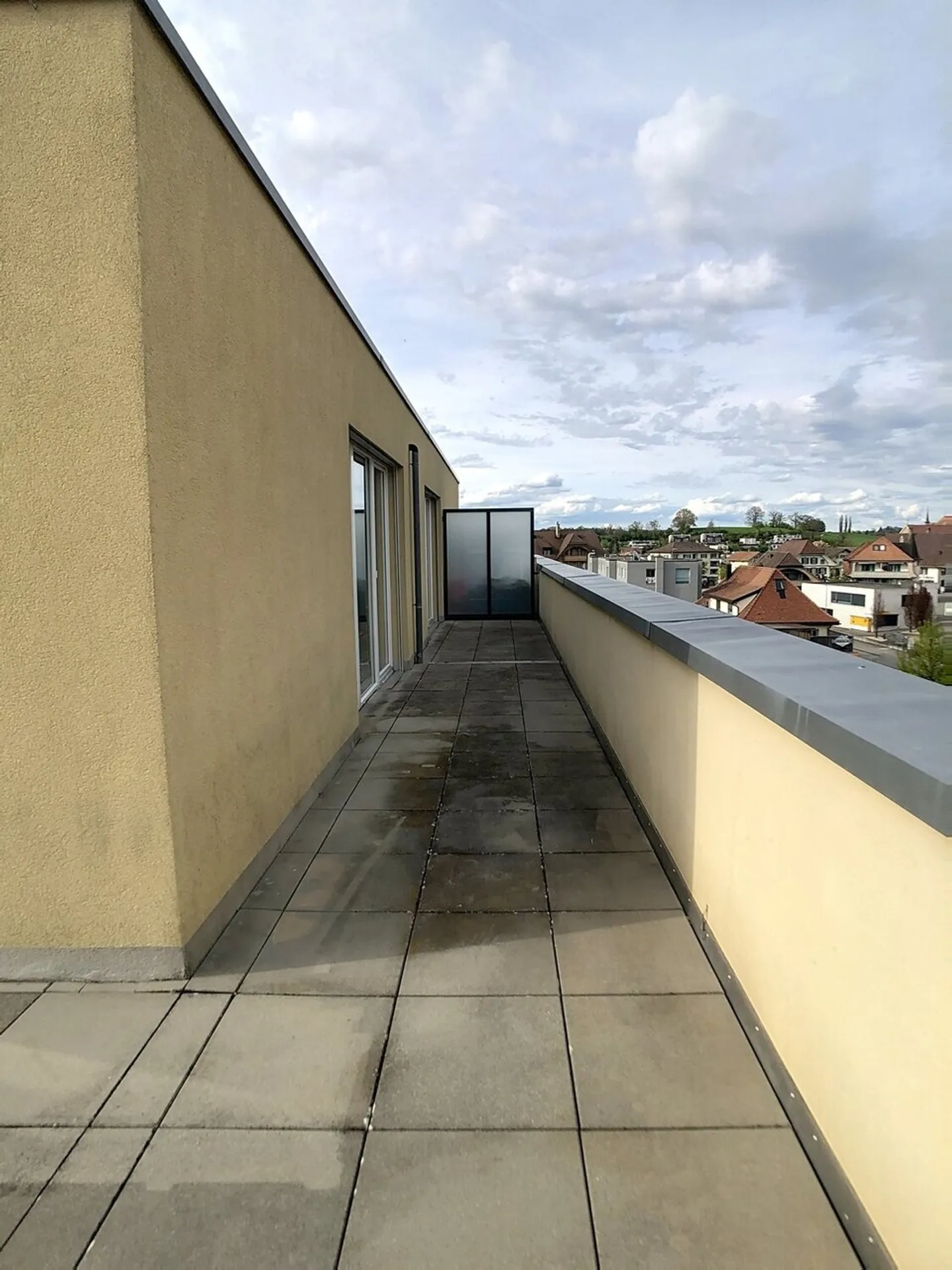 SEHR SCHÖNE ATTIKA 3,5 Zi.-Wohnung  / MAGNIFIQUE ATTIQUE de 3,5 pièces - Foto 5 di 13