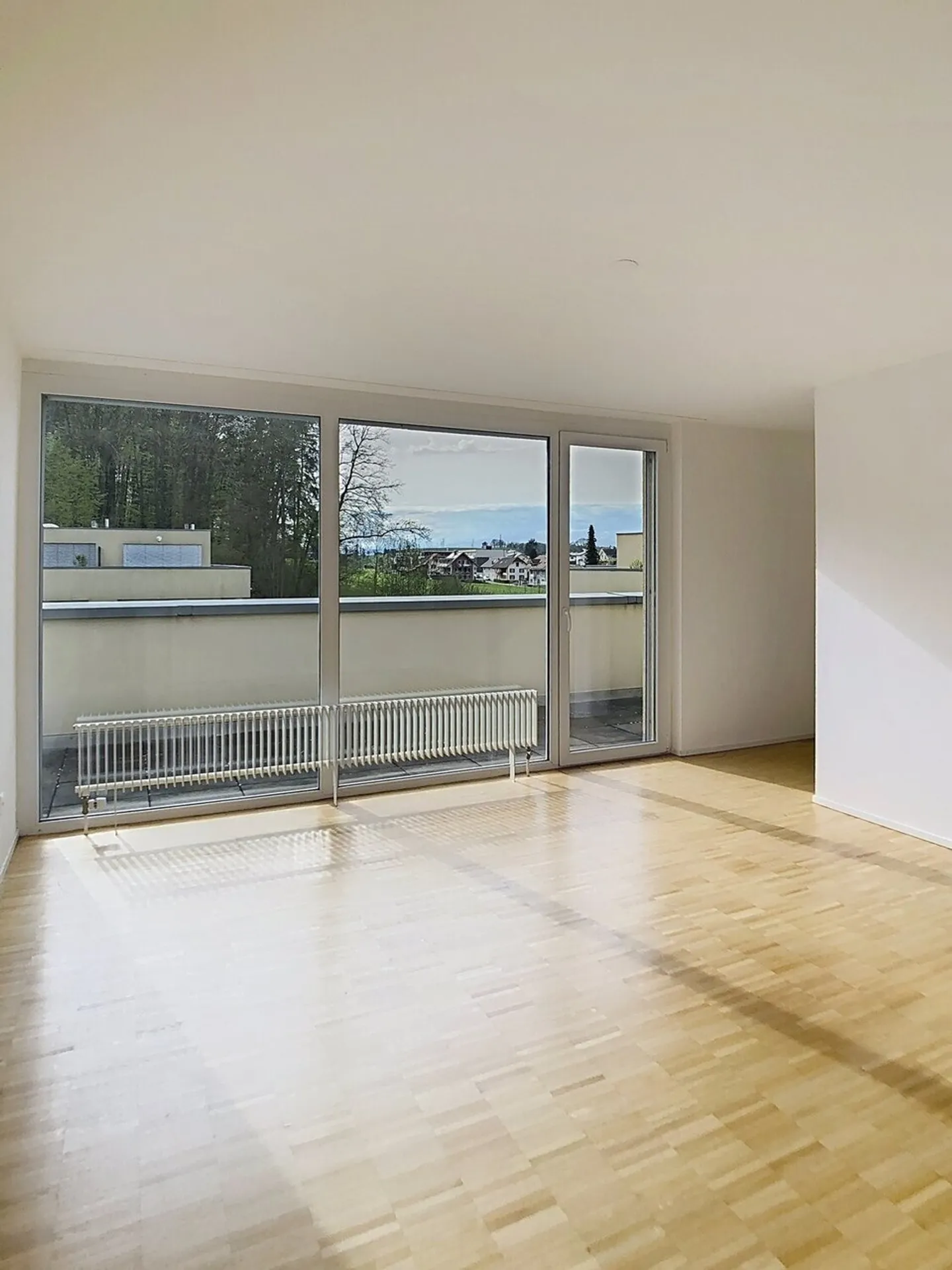 SEHR SCHÖNE ATTIKA 3,5 Zi.-Wohnung  / MAGNIFIQUE ATTIQUE de 3,5 pièces - Foto 6 di 13