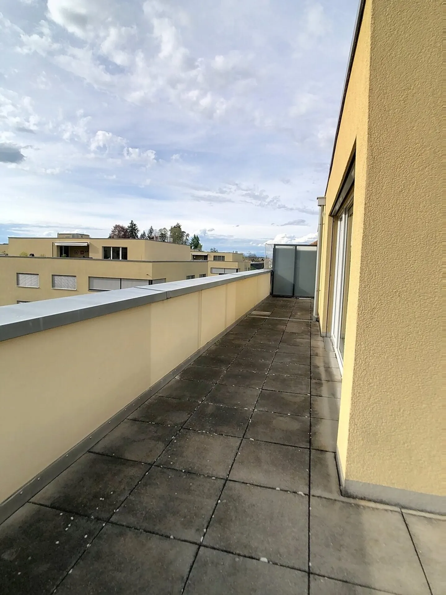 SEHR SCHÖNE ATTIKA 3,5 Zi.-Wohnung  / MAGNIFIQUE ATTIQUE de 3,5 pièces - Foto 7 di 13