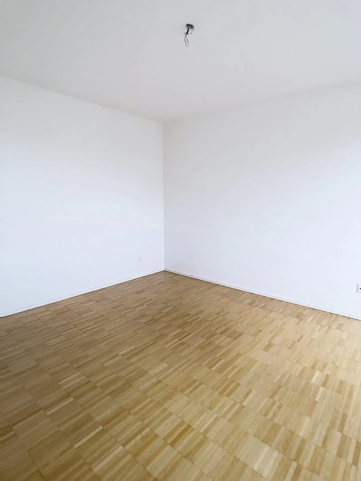 SEHR SCHÖNE ATTIKA 3,5 Zi.-Wohnung  / MAGNIFIQUE ATTIQUE de 3,5 pièces - Foto 10 di 13